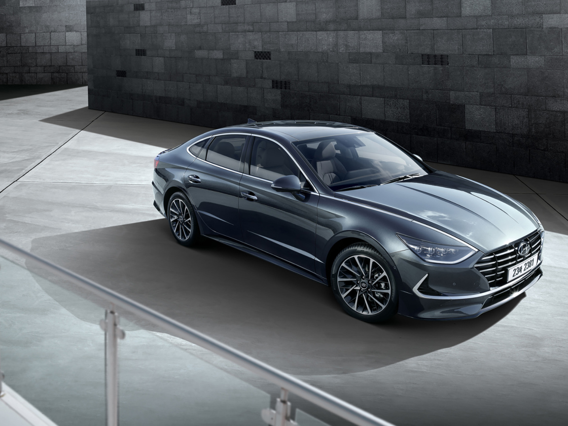 Автомобиль Hyundai Sonata 2019 года у стены