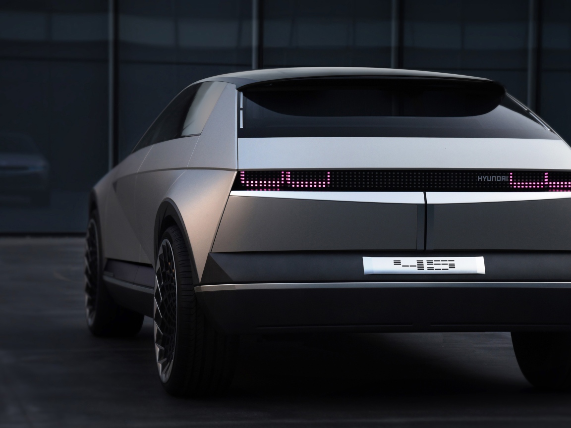 Автомобиль Hyundai 45 EV Concept 2019 года вид сзади