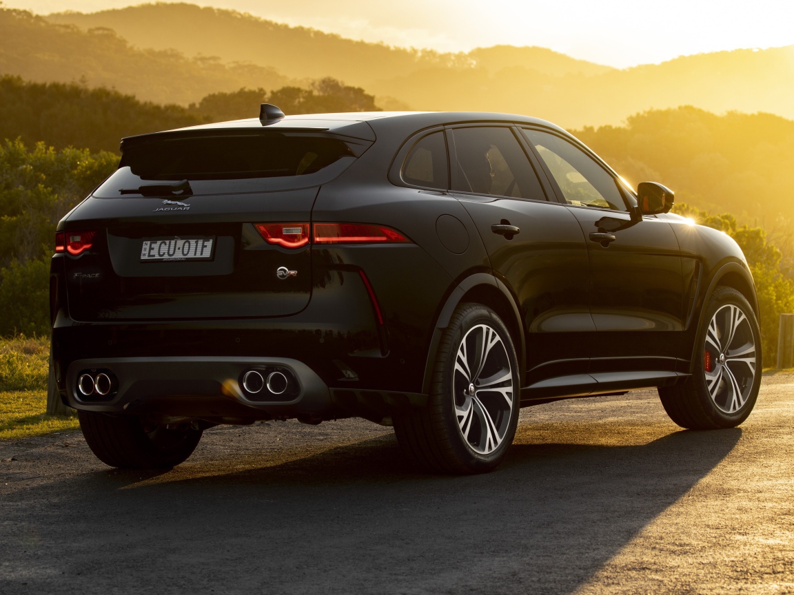 Черный стильный Jaguar F-Pace SVR 2019 года вид сзади
