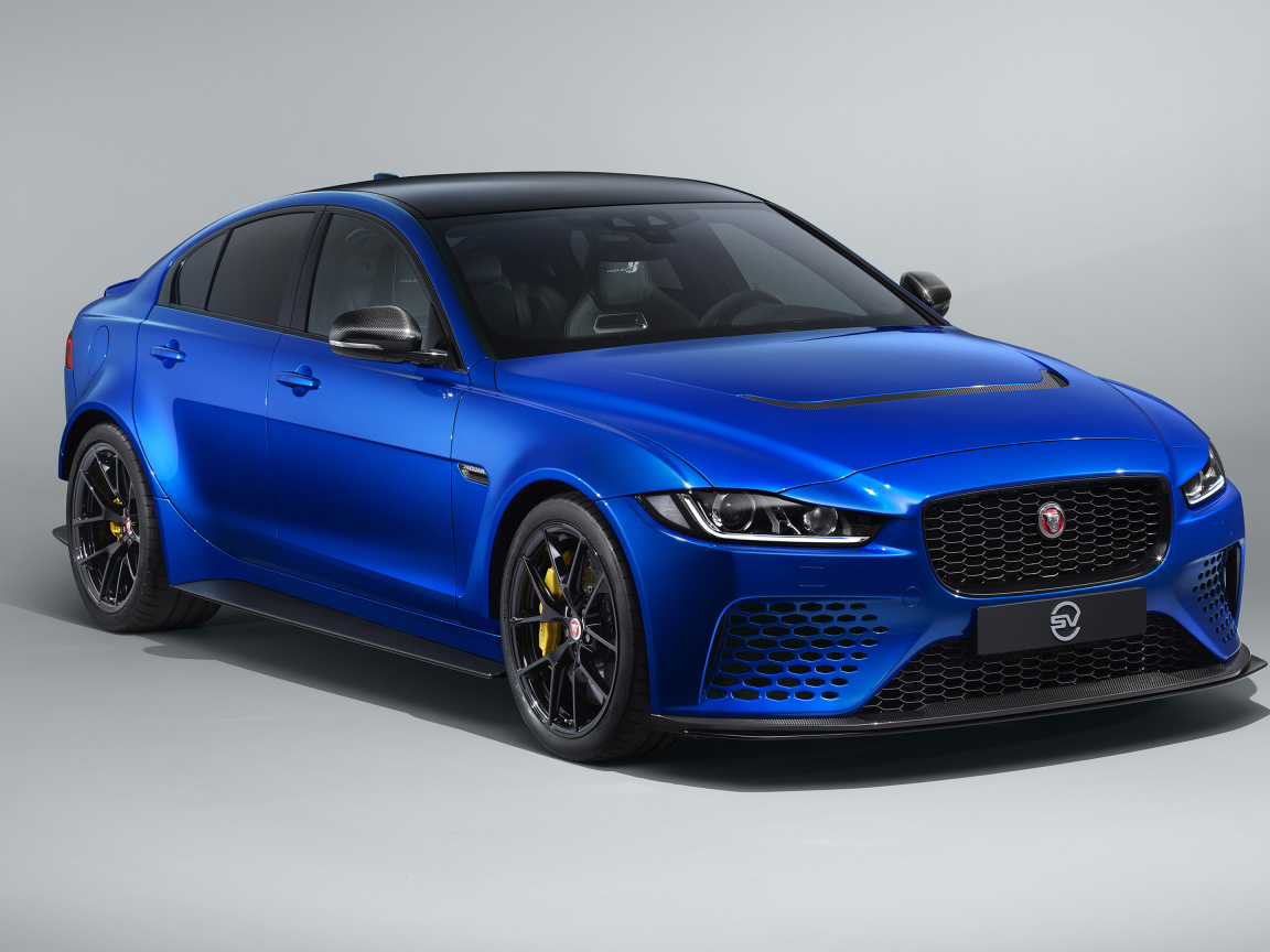 Синий автомобиль Jaguar XE SV Project 8 Touring, 2019 года на сером фоне