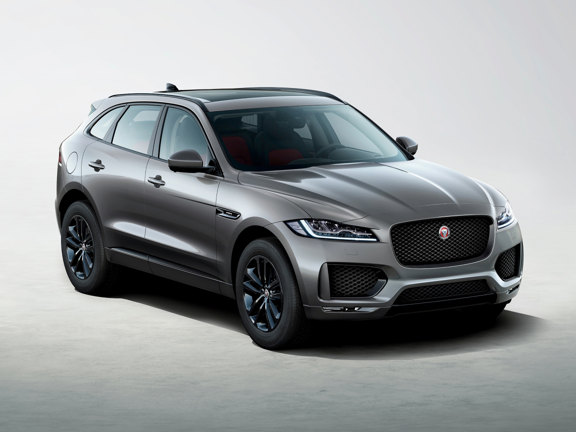 Серебристый автомобиль Jaguar F-Pace Chequered Flag 2019 года