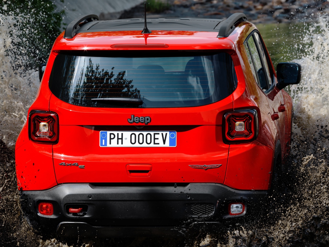 Красный Jeep Renegade Trailhawk Plug-In Hybrid, 2019 года едет по воде вид сзади