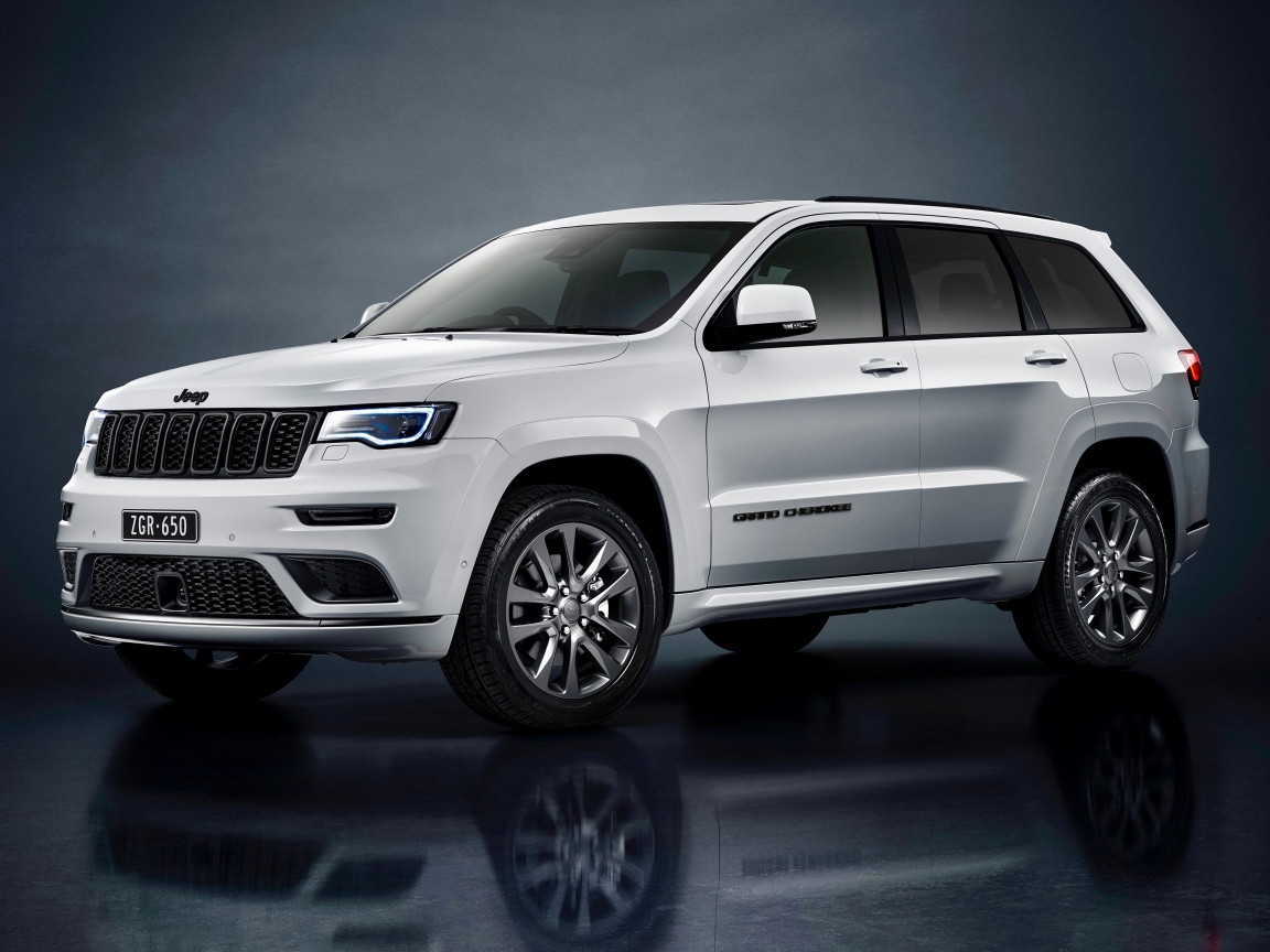 Серый внедорожник Jeep Grand Cherokee S Overland 2019 года на сером фоне