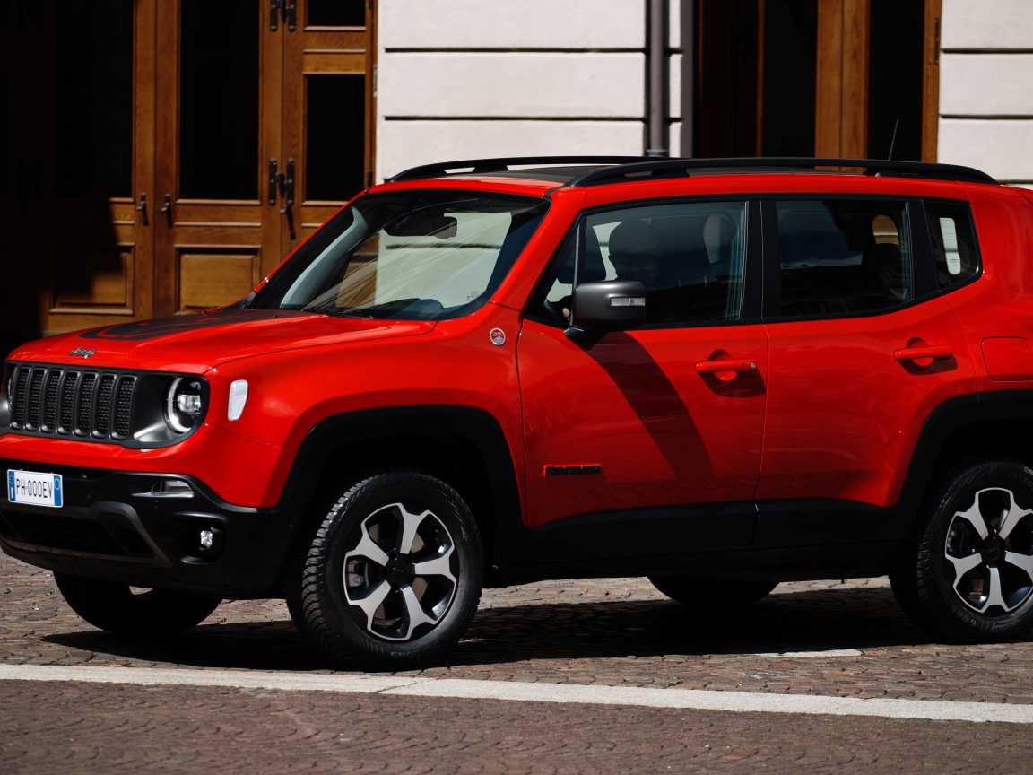 Красный Jeep Renegade Trailhawk Plug-In Hybrid, 2019 года у здания