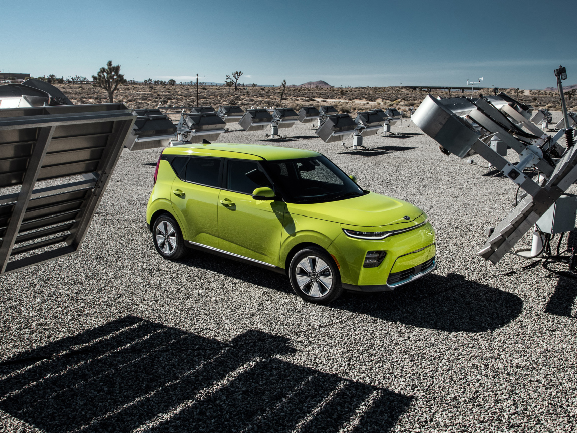 Салатовый автомобиль Kia Soul EV, 2020 года на асфальте