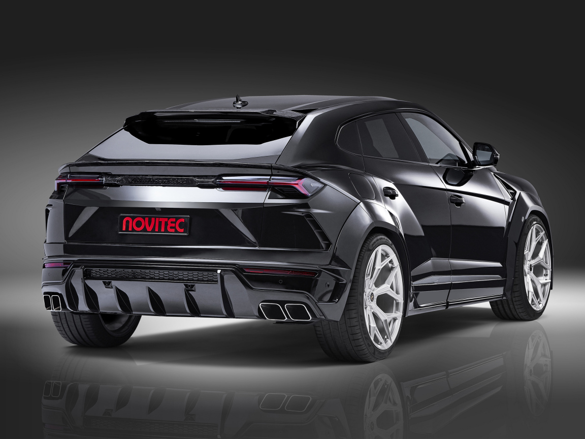 Черный Novitec Lamborghini Urus Esteso 2019 года вид сзади на сером фоне