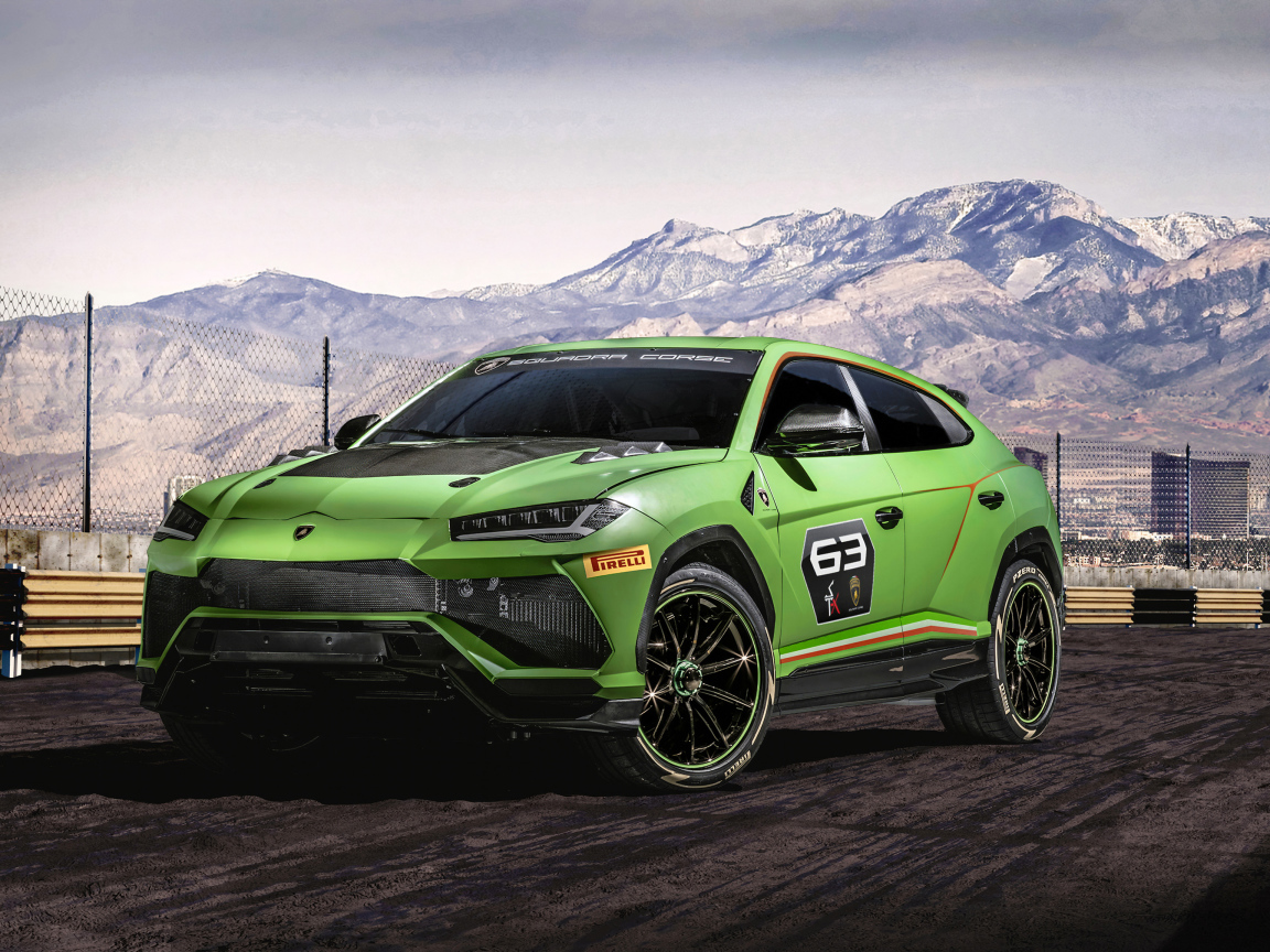 Зеленый внедорожник Lamborghini Urus ST-X Concept 2019 года на фоне гор
