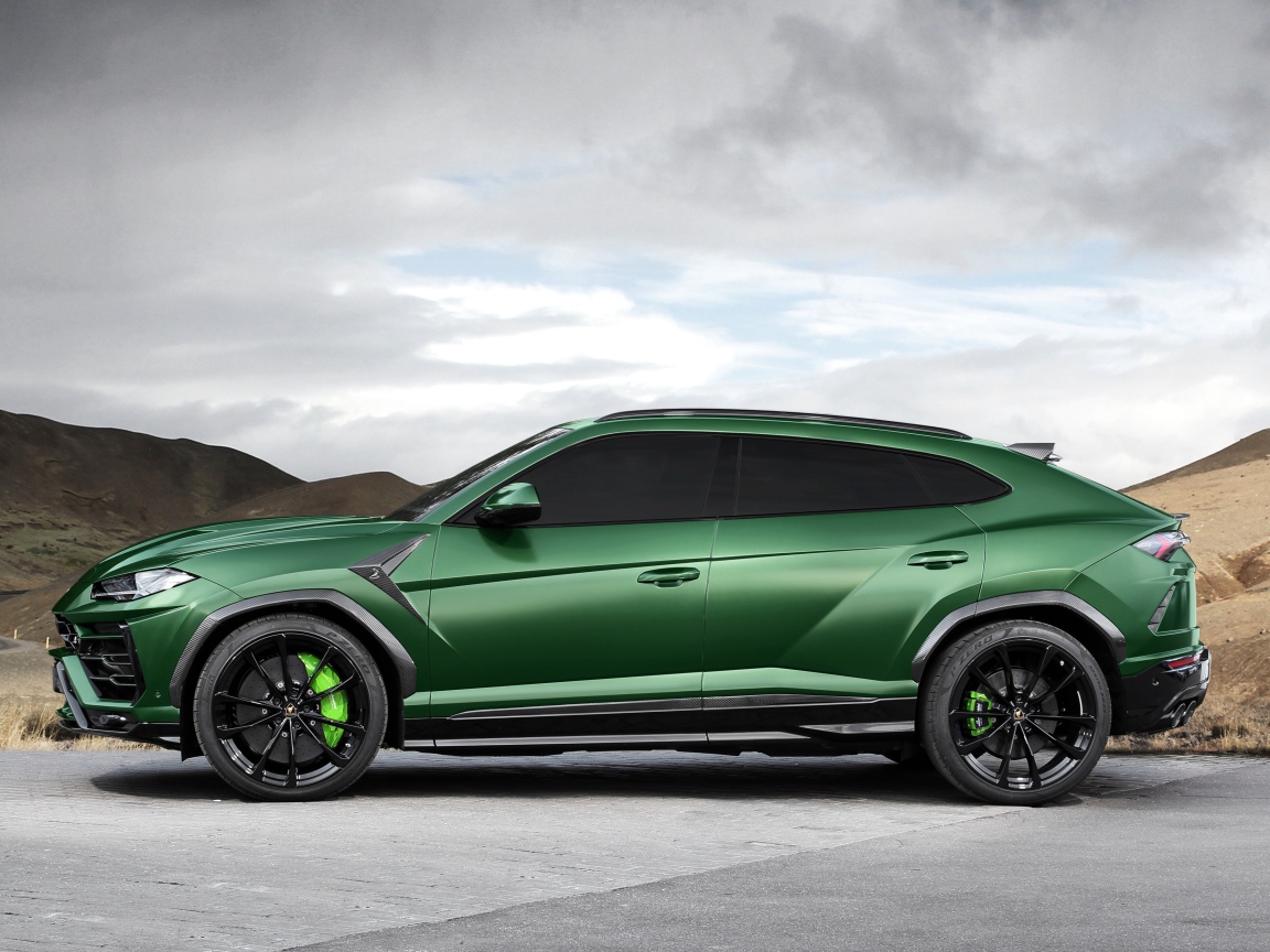 Зеленый автомобиль Lamborghini Urus вид сбоку
