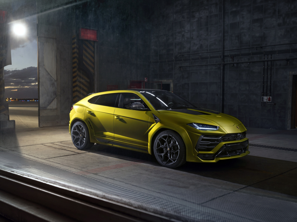 Новый автомобиль Lamborghini Urus Esteso 2019 года в ангаре