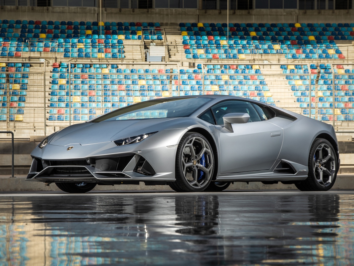Серебристый автомобиль Lamborghini Huracan Evo на стадионе
