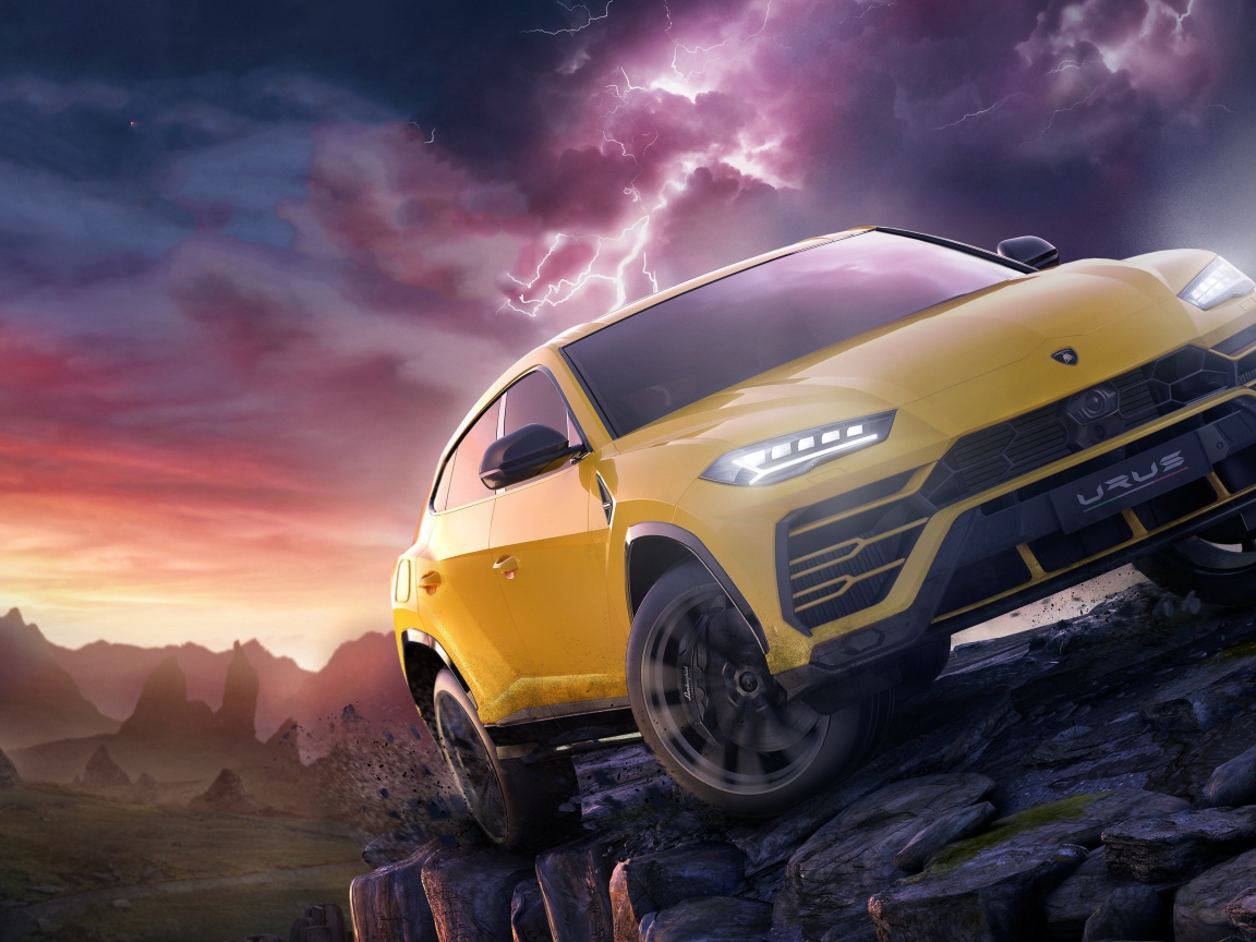 Желтый внедорожник Lamborghini Urus на фоне грозового неба