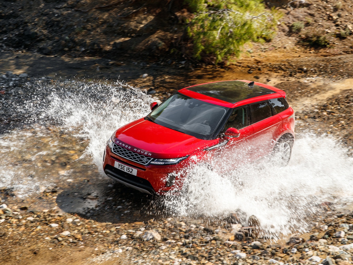 Красный внедорожник Range Rover Evoque D240 S 2019 года едет по воде