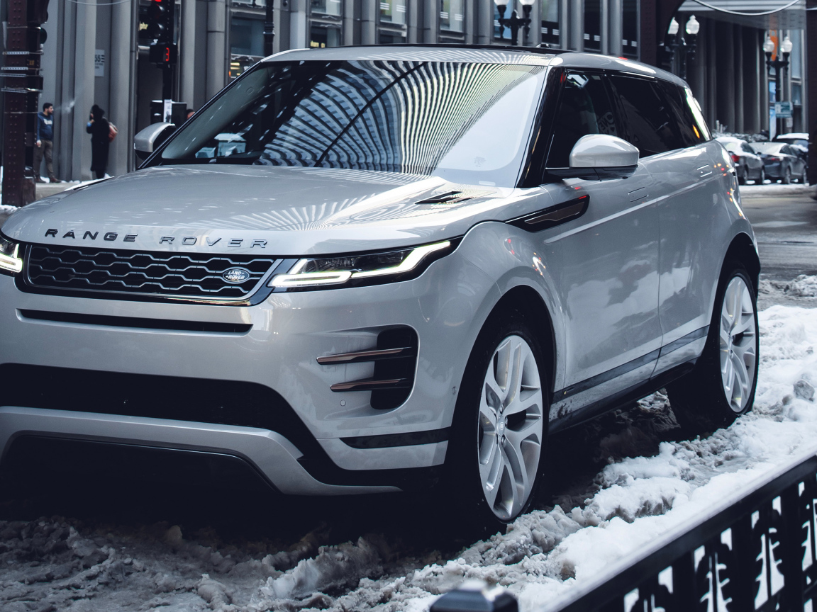 Внедорожник Range Rover Evoque P300 S R-Dynamic 2019 года на снегу в городе