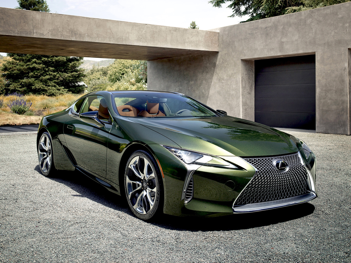Зеленый Lexus LC 500 Inspiration Series, 2020 у гаража
