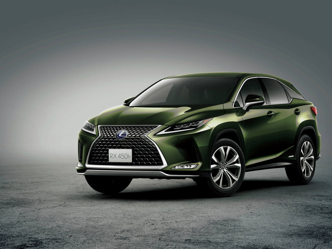 Зеленый автомобиль Lexus RX 450h 2019 года на сером фоне
