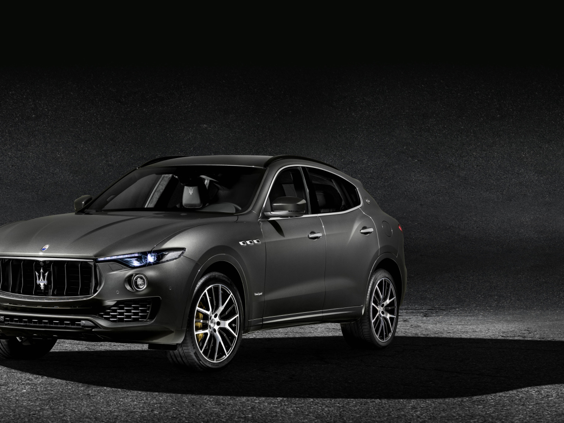 Автомобиль Maserati Levante на сером фоне
