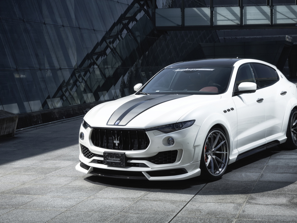 Белый автомобиль  Maserati Levante в здании