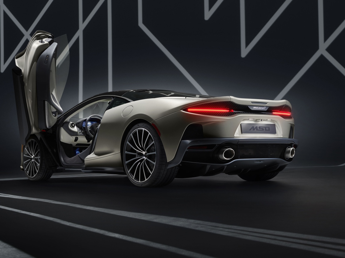 Автомобиль McLaren GT By MSO 2019 года вид сзади