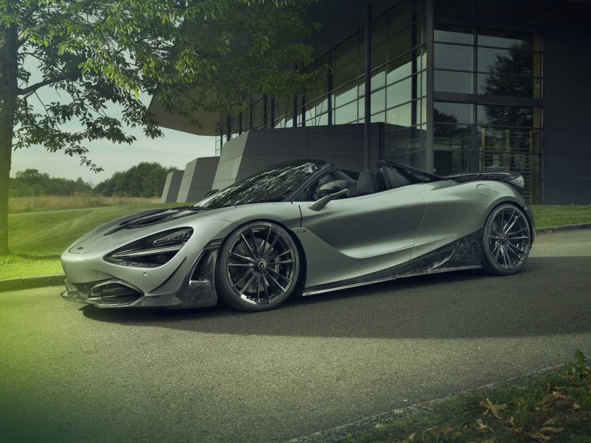 Серебристый автомобиль McLaren 720S Spider 2019 года у дома