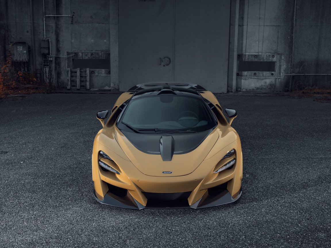 Спортивный автомобиль McLaren 720S на сером асфальте