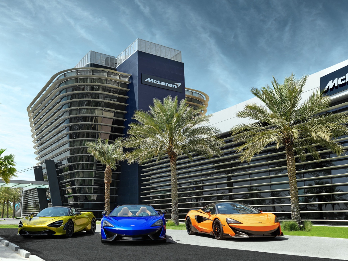 Автомобили  McLaren  у офиса 