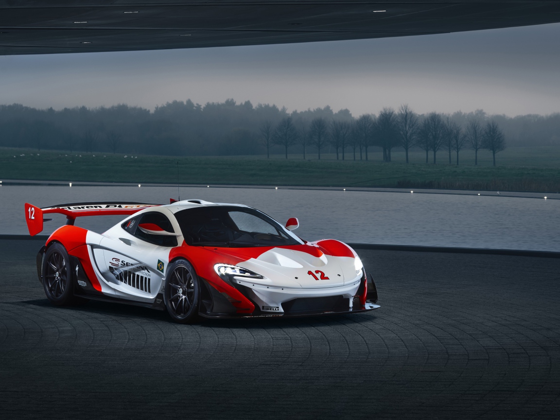 Спортивный McLaren MSO P1 GTR Ayrton Senna 2019 года на трассе