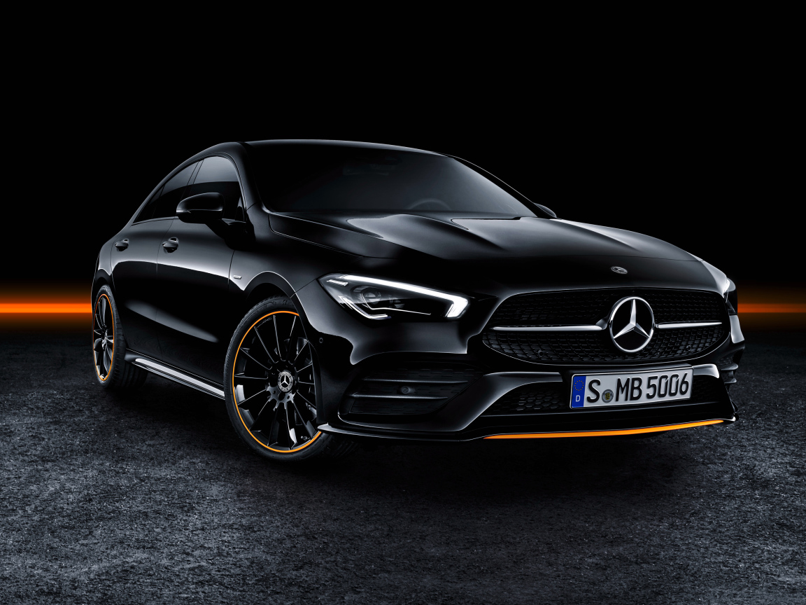 Черный Mercedes-Benz CLA 250 AMG, 2019 года на черном фоне