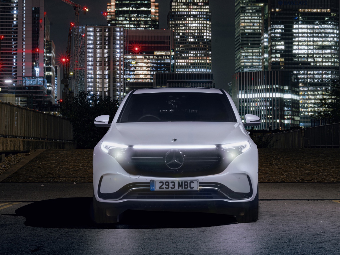 Автомобиль Mercedes-Benz EQC 400 4MATIC AMG Line 2019 на фоне небоскребов