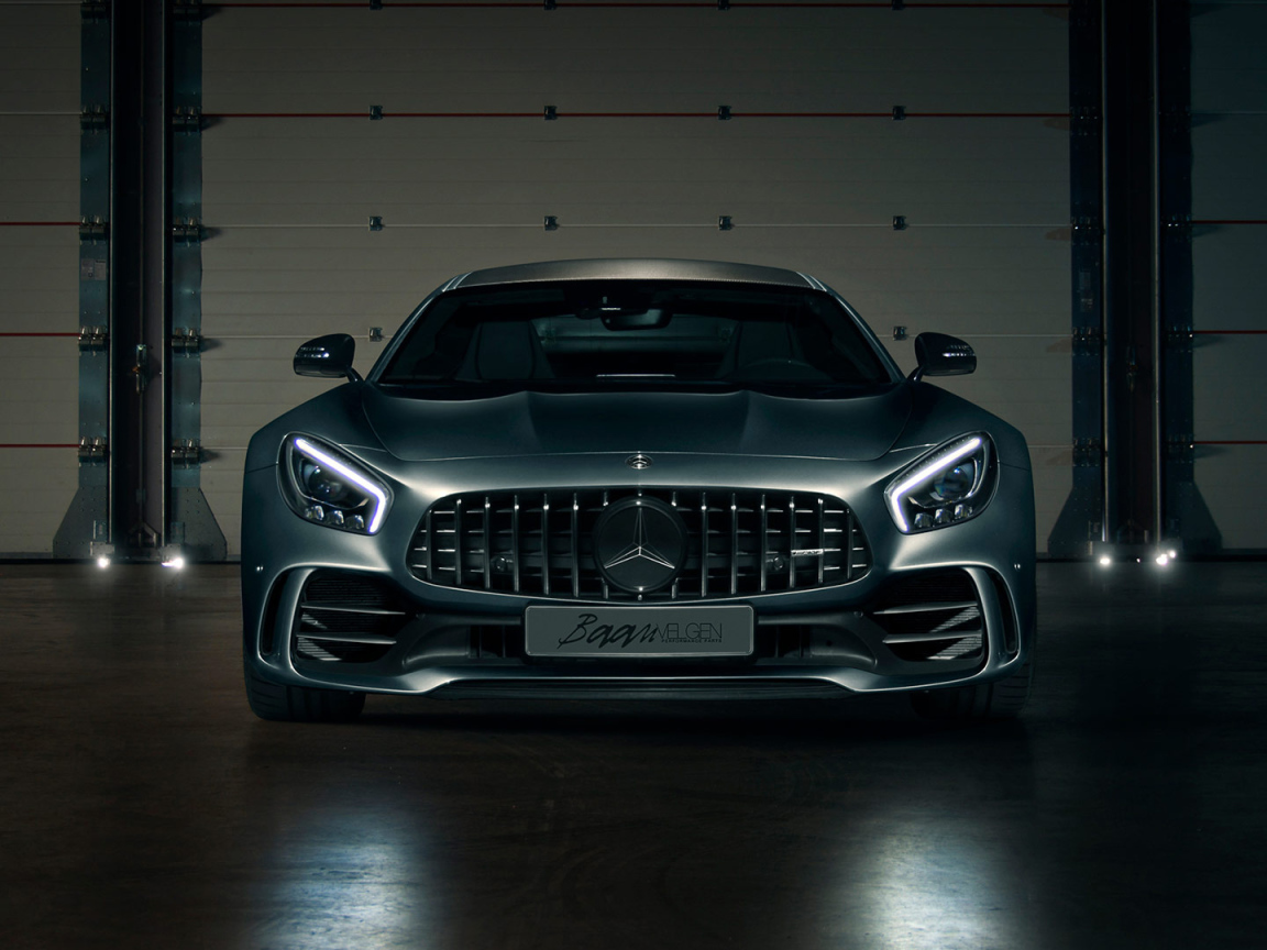 Серебристый автомобиль Mercedes-AMG GT R ADV1 вид спереди