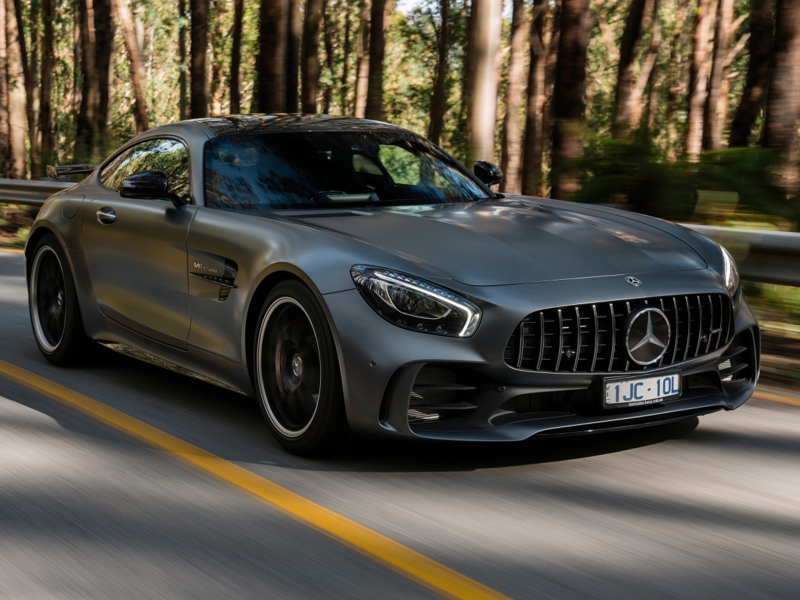 Серебристый автомобиль Mercedes-Benz AMG GT R, 2018 года на трассе