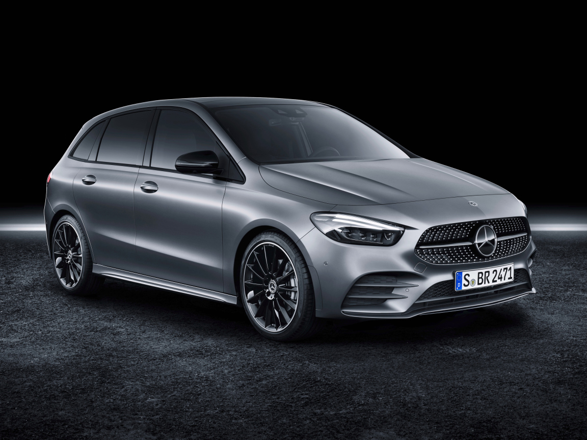 Серебристый автомобиль Mercedes-Benz B-Klasse AMG Line 2019 года 
