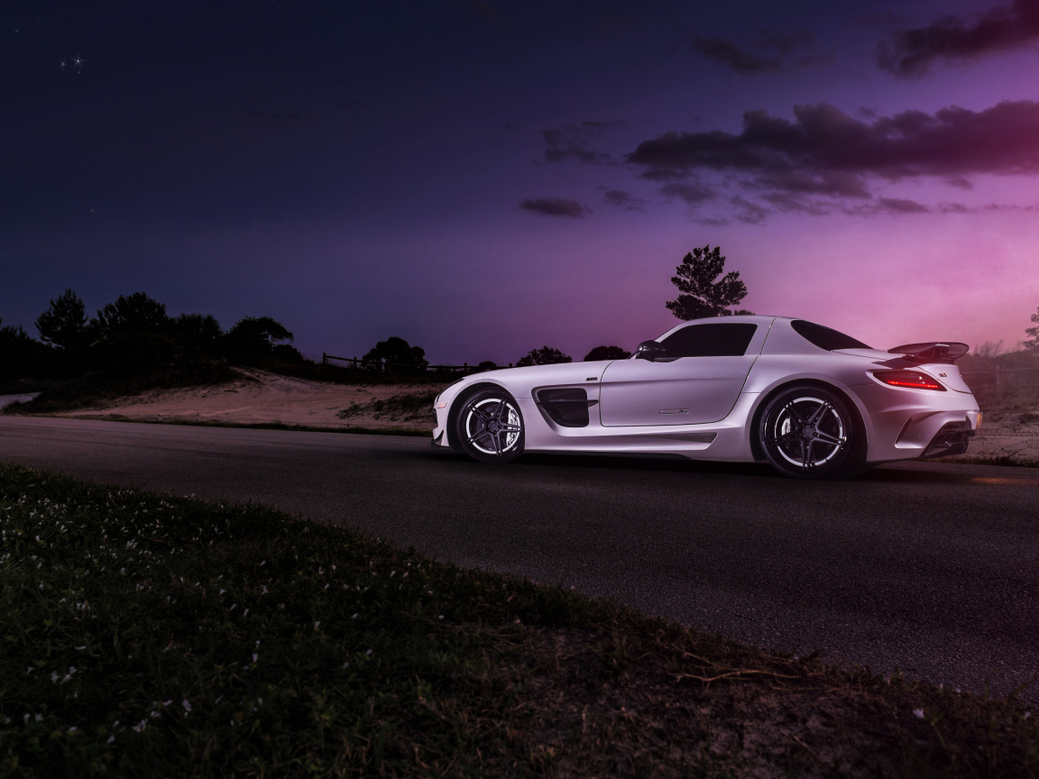 Белый автомобиль Mercedes-Benz SLS  вид сзади