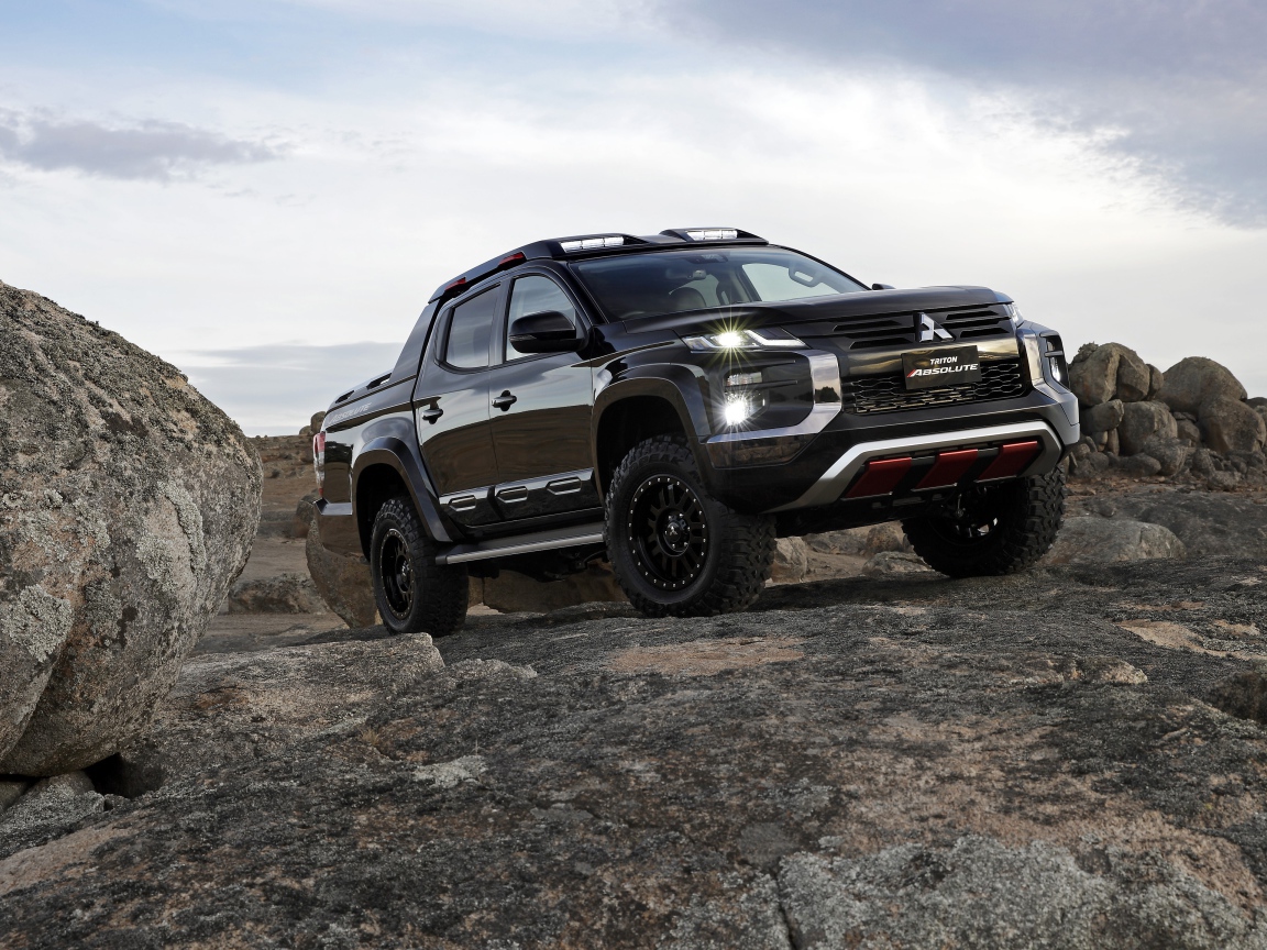 Внедорожник Mitsubishi Triton Absolute 2019 года в горах 