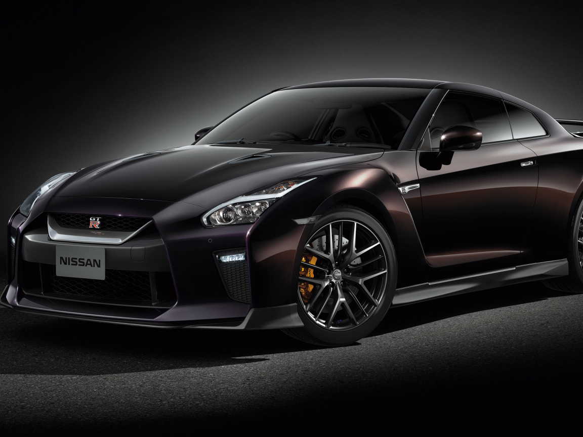 Автомобиль Nissan GT-R Naomi Osaka 2019 на сером фоне