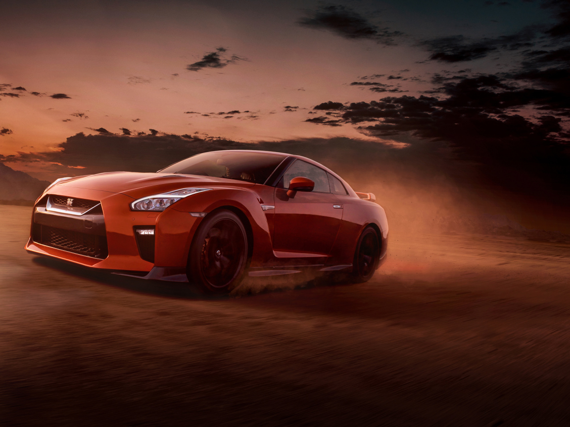 Красный автомобиль Nissan GT-R вечером