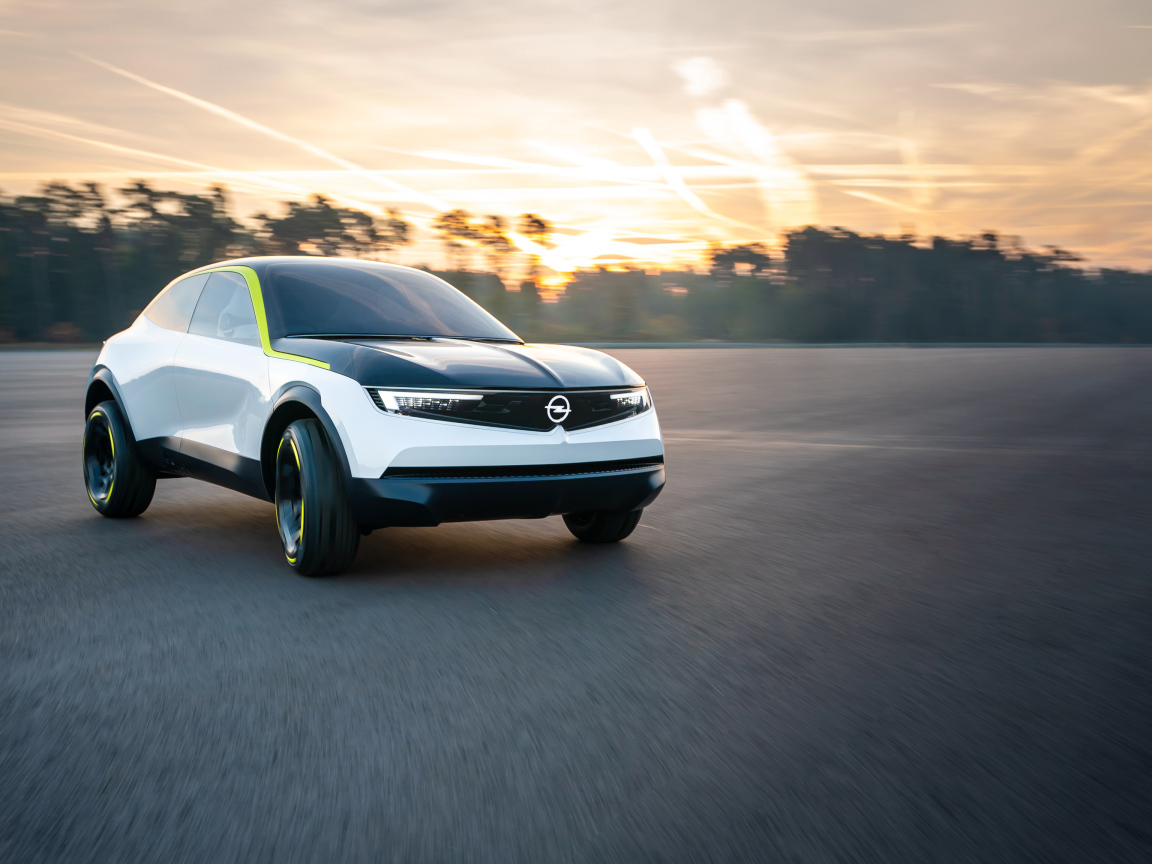 Автомобиль Opel GT X Experimental 2019 года на фоне заката 