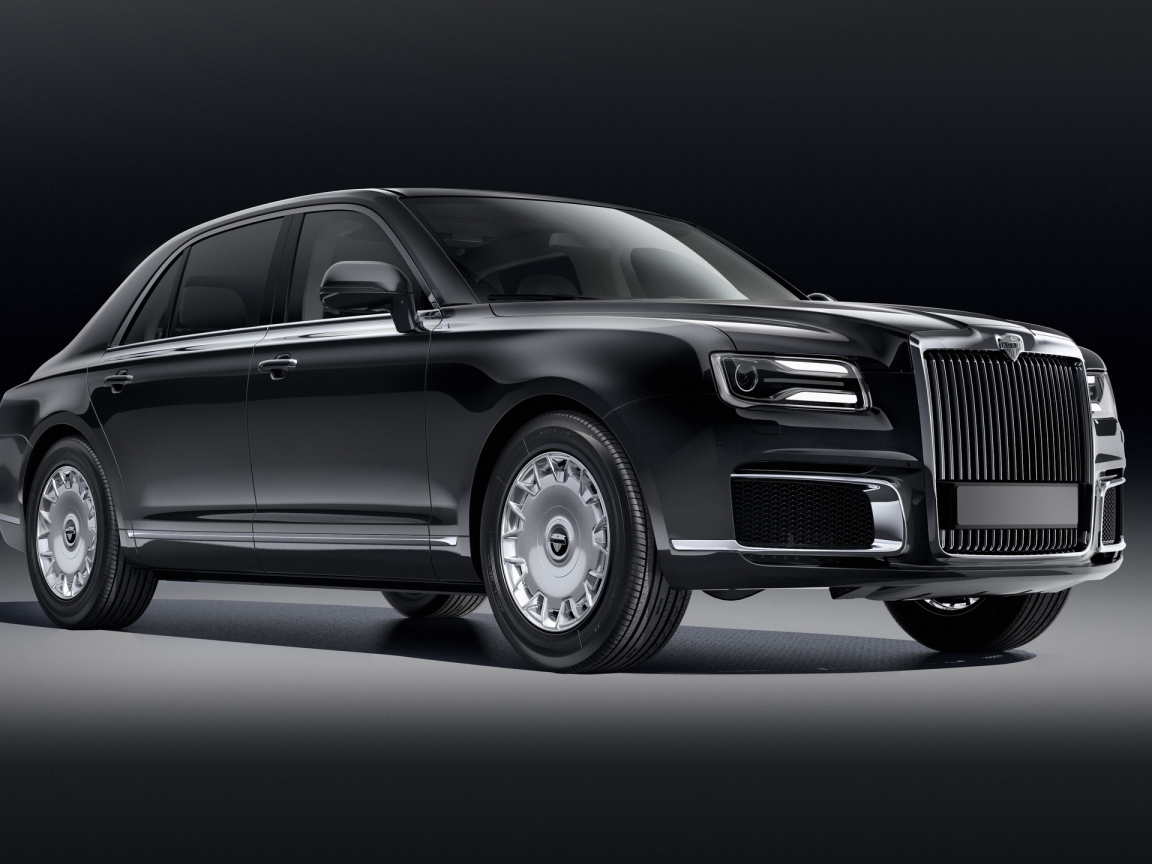 Черный автомобиль Aurus Sena 2018 года на сером фоне