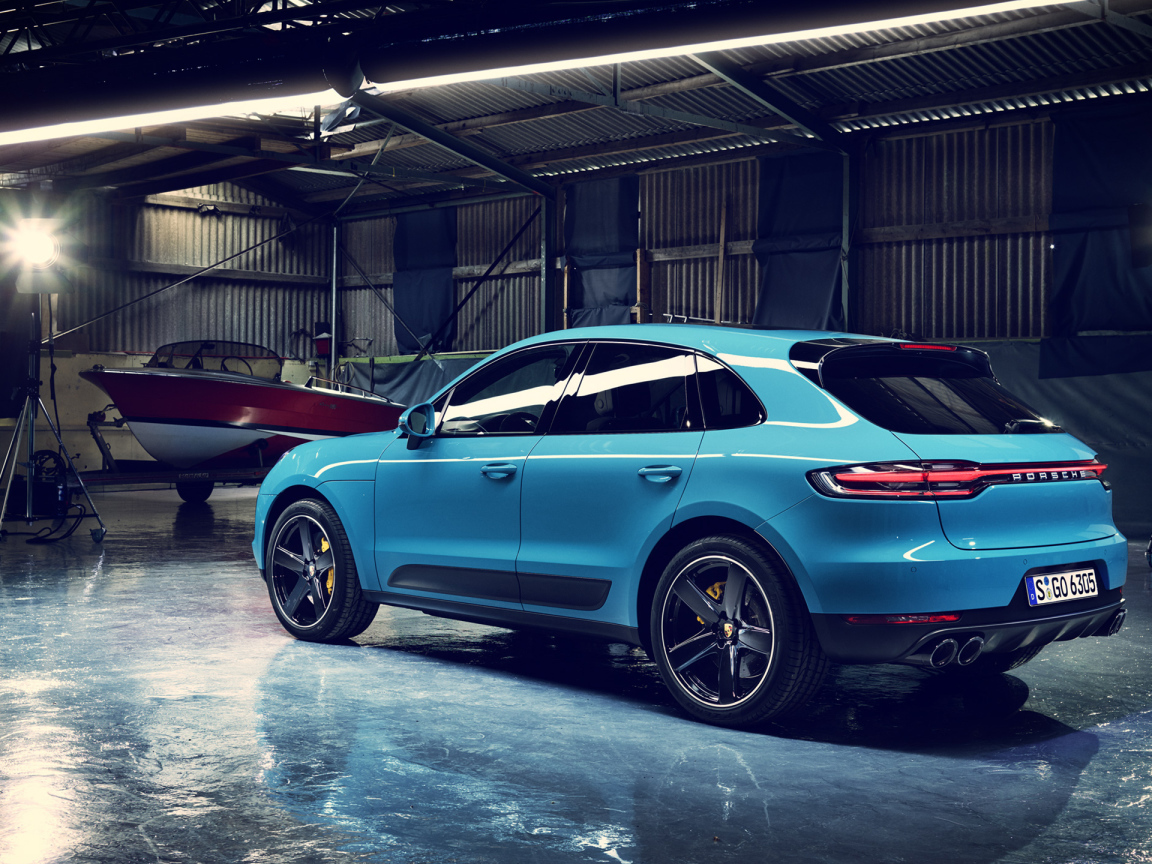 Голубой внедорожник Porsche Macan 2019 года вид сзади 