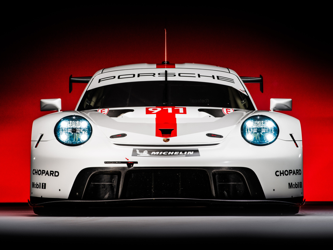 Спортивный автомобиль Porsche 911 RSR 2019 года на красном фоне