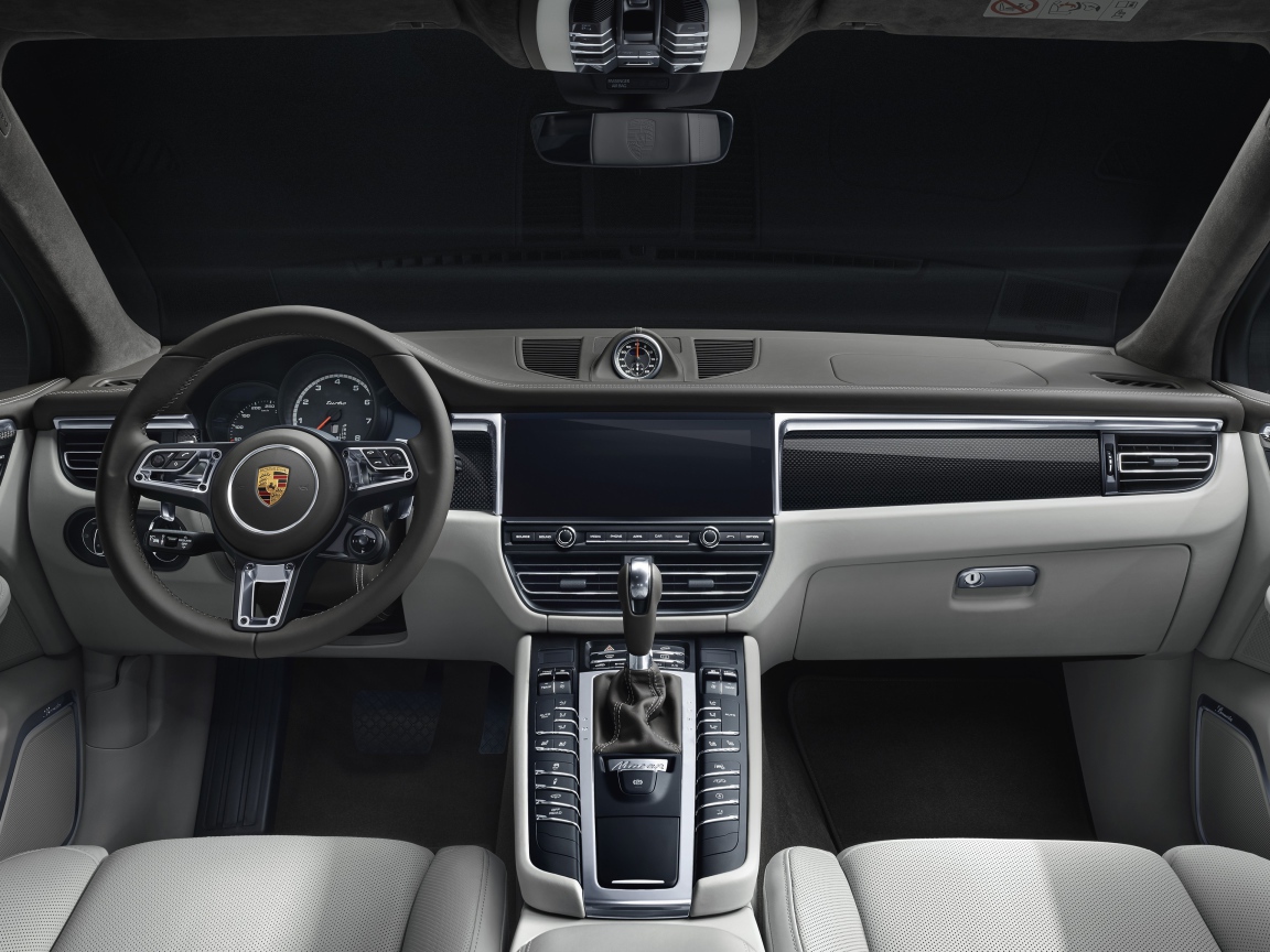 Салон автомобиля Porsche Macan Turbo 2019 года