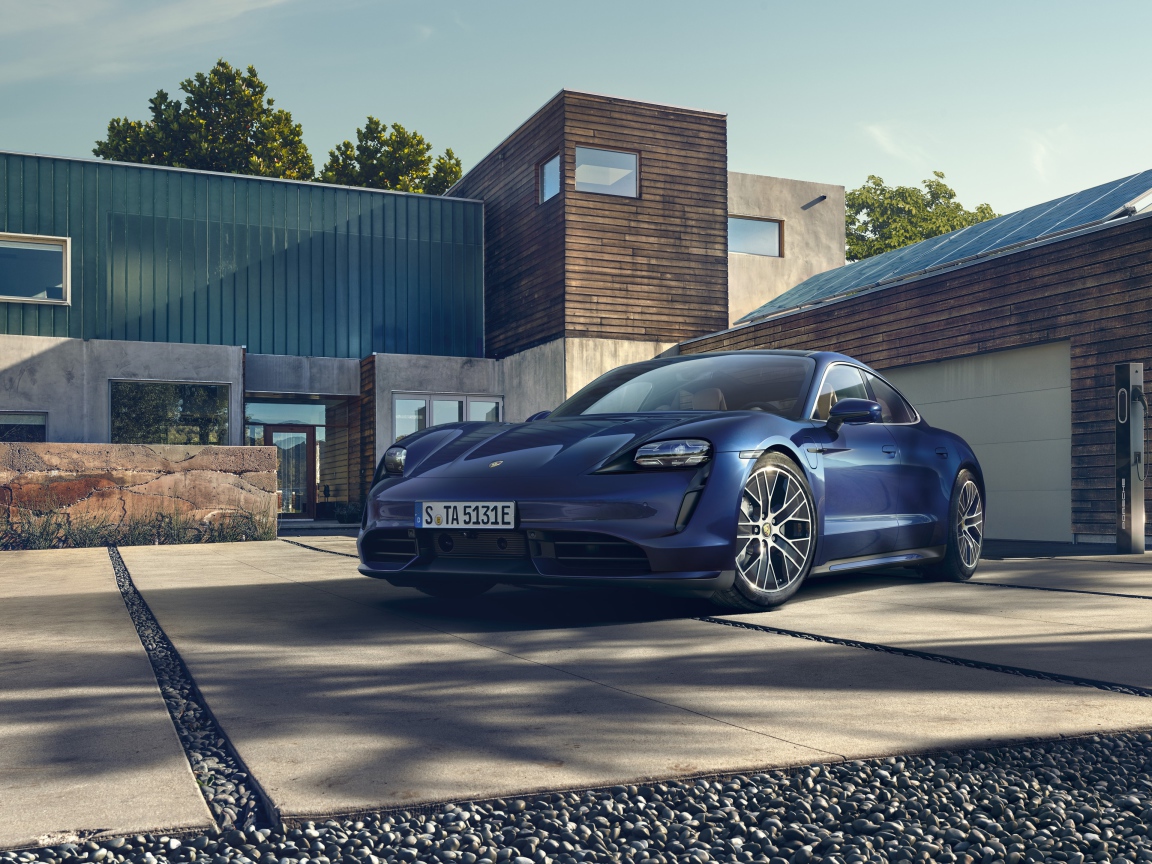 Автомобиль Porsche Taycan Turbo 2019 года стоит у дома