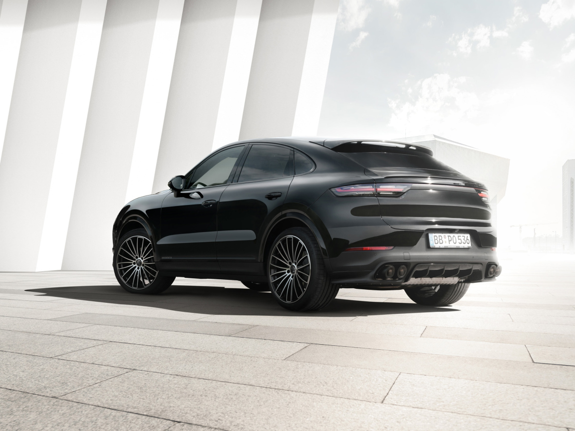 Черный автомобиль Porsche Cayenne Coupe 2019 года вид сзади