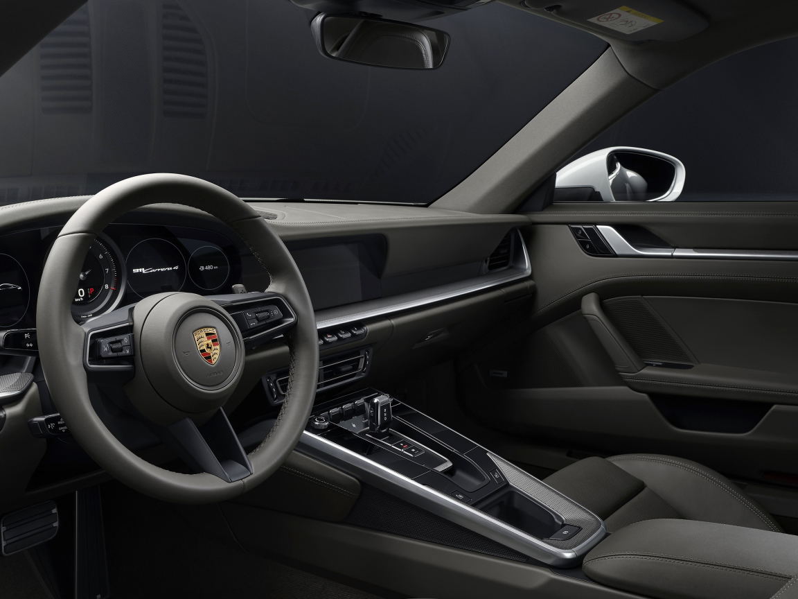 Черный салон автомобиля Porsche 911 Carrera 4 2019  года
