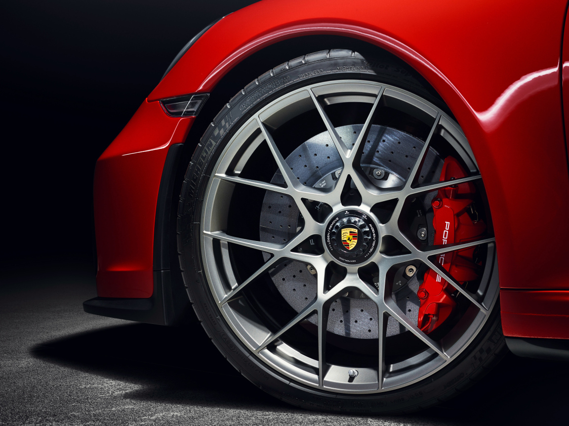 Переднее колесо автомобиля Porsche 911 