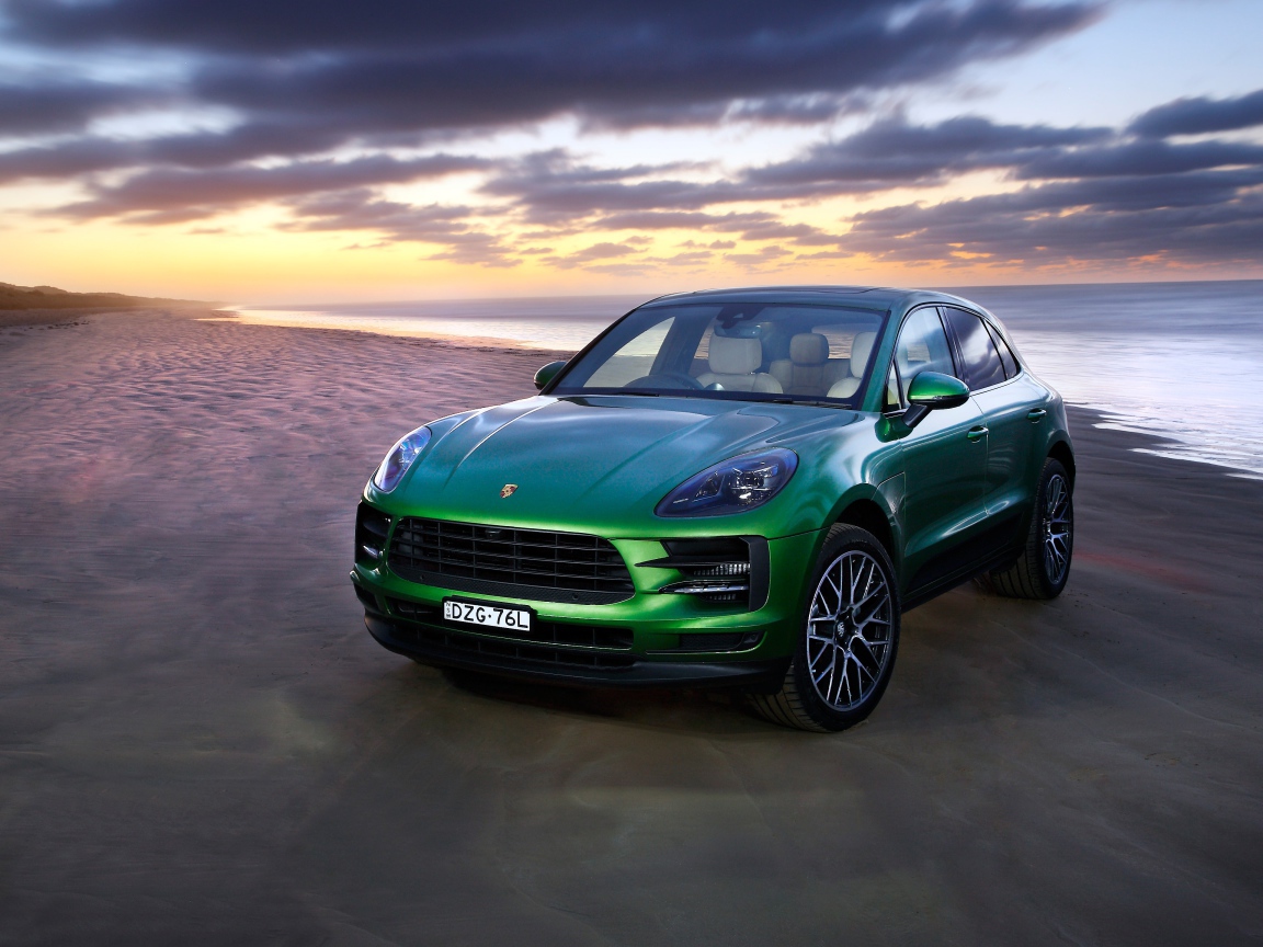 Зеленый автомобиль Porsche Macan S 2019 года на берегу океана 