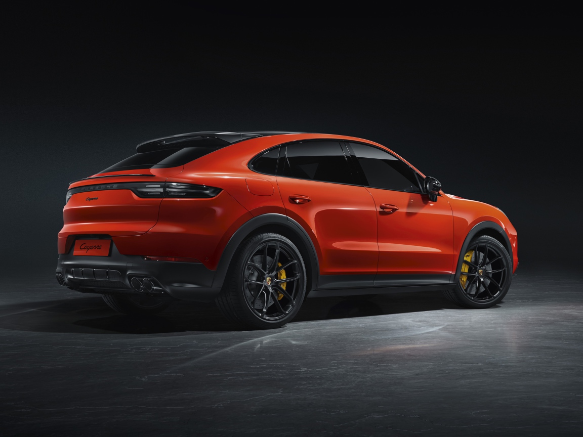 Красный автомобиль Porsche Cayenne Coupe 2019 года вид сзади