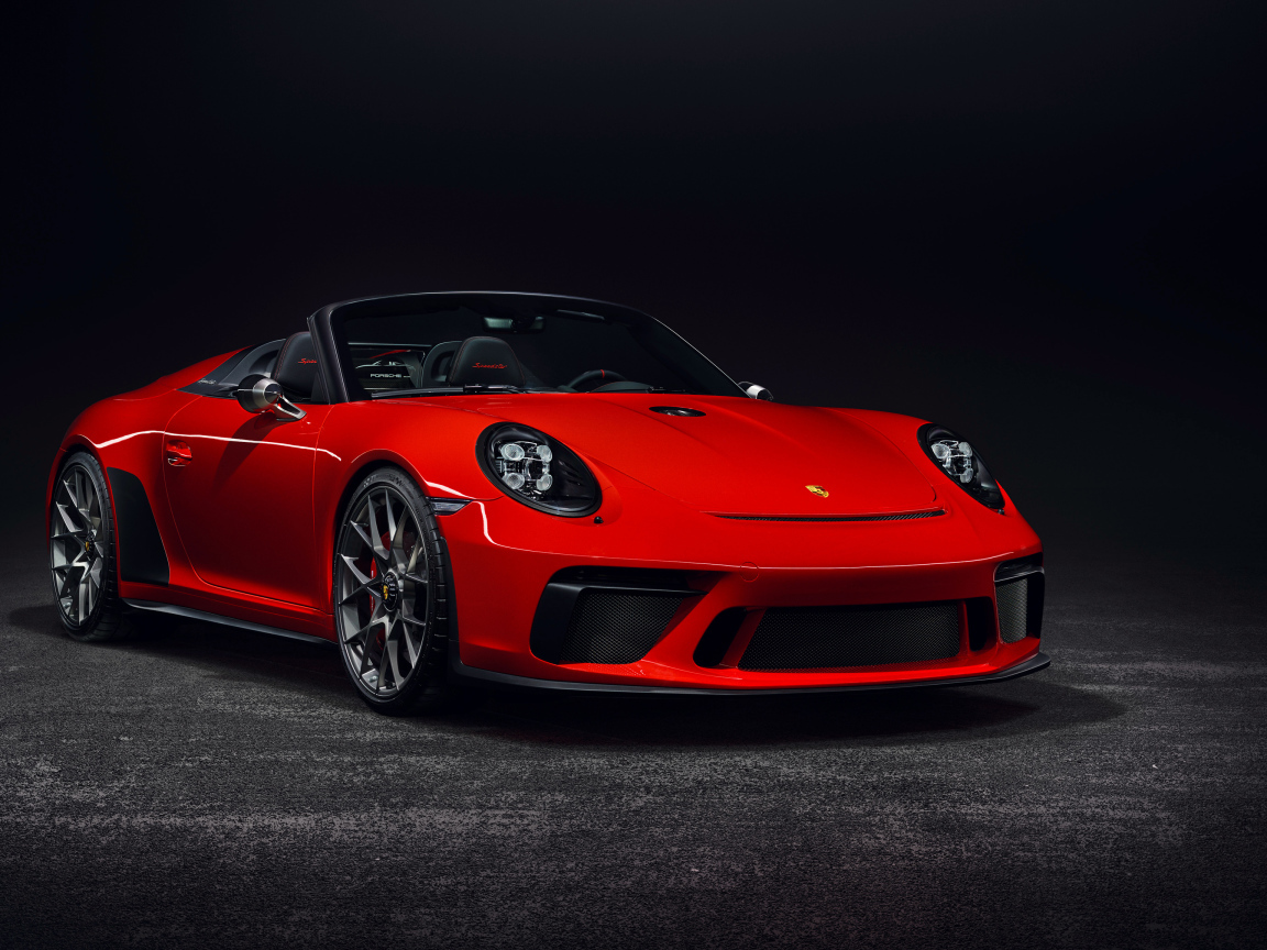 Красный кабриолет Porsche 911  на сером фоне