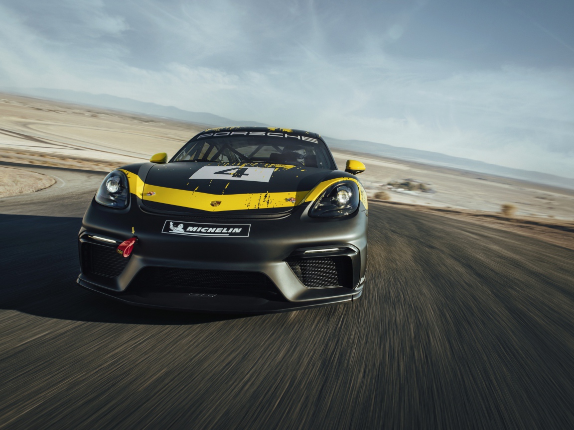 Спортивный автомобиль Porsche Cayman GT4 вид спереди