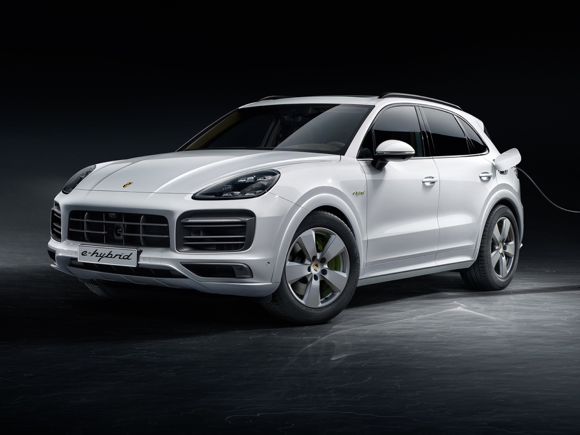 Белый внедорожник Porsche Cayenne E-Hybrid 2018 года на заправке 