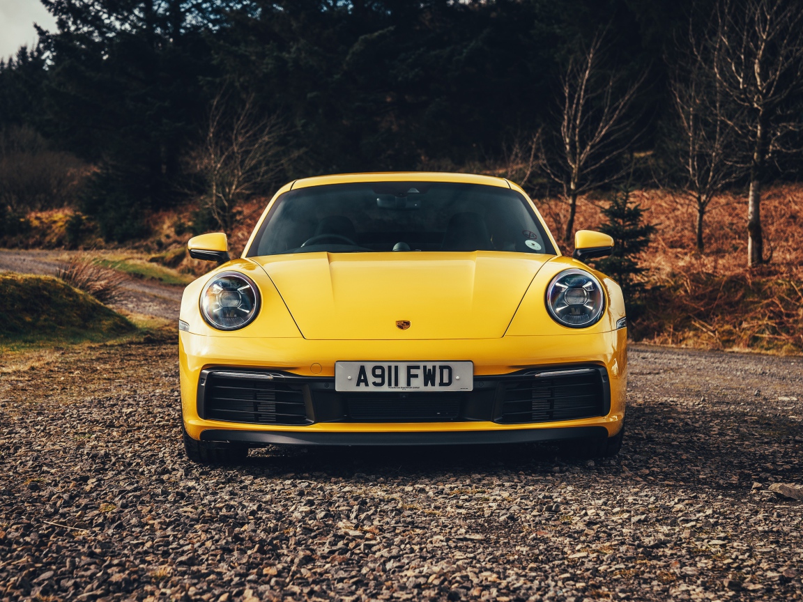Желтый спортивный автомобиль Porsche 911 Carrera 4S 2019 года